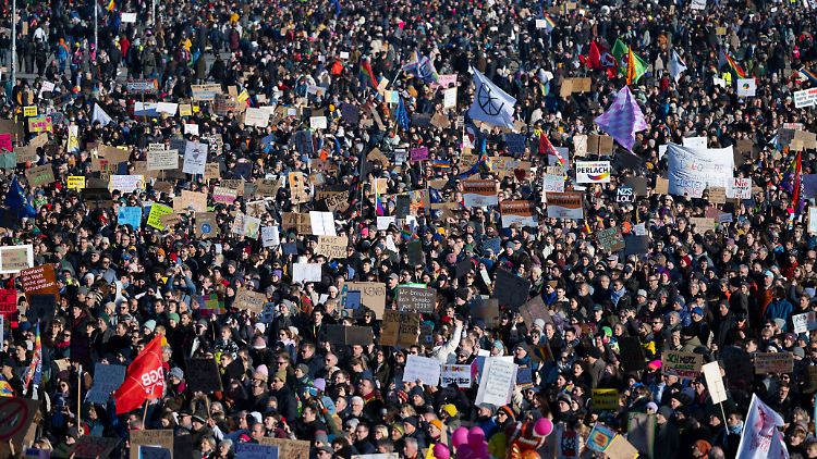 Die Demo steht unter dem Motto "Demokratie braucht Dich!".