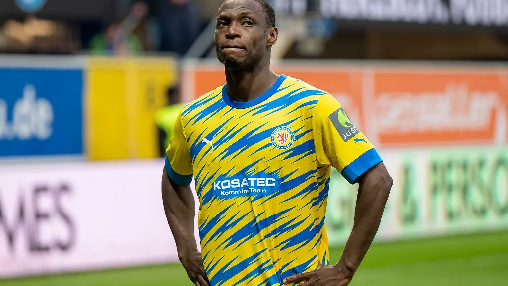 Braunschweigs-Anthony-Ujah-steht-enttaeuscht-vor-den-Fans-Braunschweig-sucht-einen-Stuermerkollegen-fuer-Ujah
