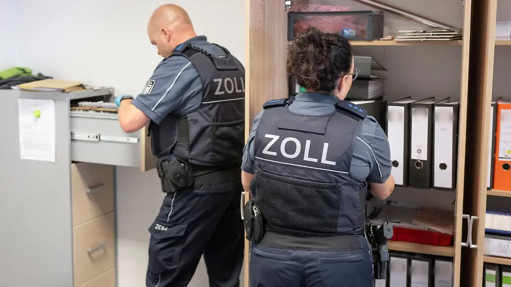 Im-Rahmen-einer-Grossrazzia-gegen-Schwarzarbeit-durchsuchen-Beamte-des-Zoll-Firmenraeume-in-Frankfurt