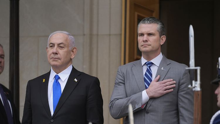 Israels Premier Netanjahu ist derzeit in den USA, hier mit dem neuen US-Verteidigungsminister Hegseth.