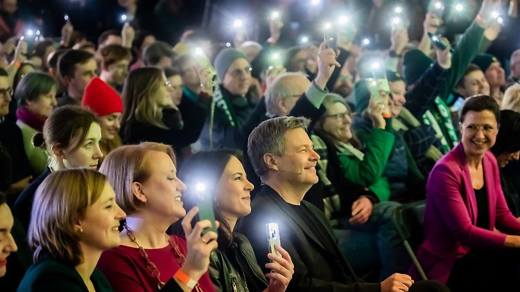 Ungetrübte gute Laune: Habeck mit grünen Parteifreunden in der Berliner Columbiahalle. 