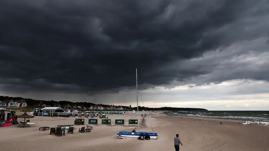 Ueber-dem-Ostseestrand-ziehen-dunkle-Regenwolken-auf