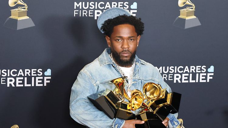 Stolze fünf Grammys trägt Kendrick Lamar Anfang Februar in Los Angeles nach Hause. 