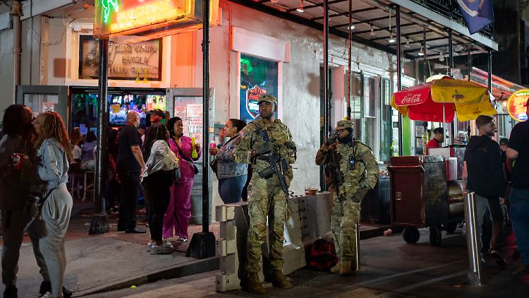 Vor dem Super Bowl vermischen sich auf der Bourbon Street bewaffnete Mitglieder der Nationalgarde und Party-Touristen.