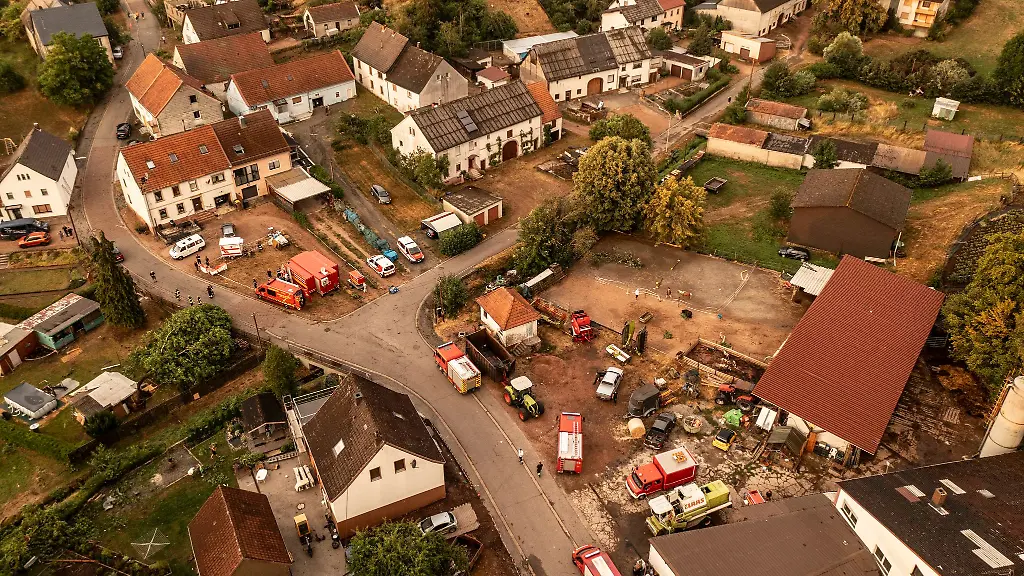 Einsatzkraefte-arbeiten-in-Asweiler-in-der-Gemeinde-Freisen