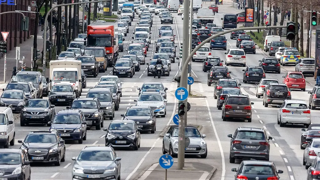Dichter-Verkehr-auf-der-Ludwig-Erhard-Strasse-in-Hamburg