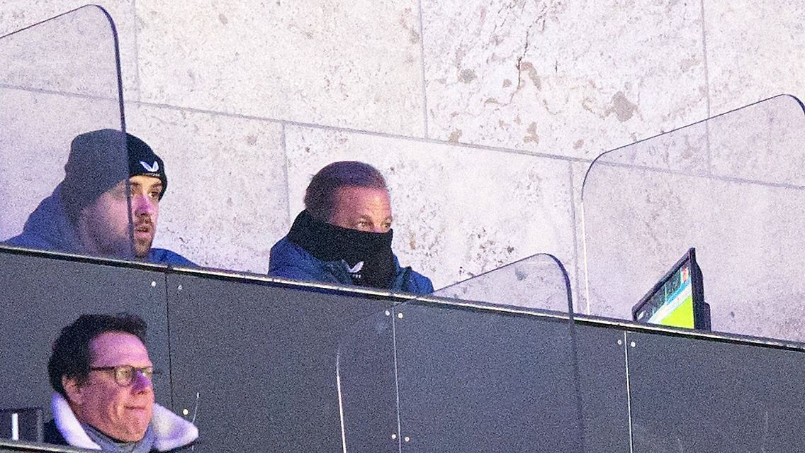 Markus Anfang (o.r.) verbrachte das Spiel in Berlin auf der Tribüne.