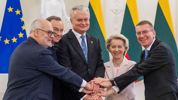 Der estnische Präsident Karis (v. l. n. r.), der polnische Präsident Duda, der litauische Präsident Nauseda, die Präsidentin der Europäischen Kommission von der Leyen und der lettische Präsident Rinkevics nach der Abgabe einer gemeinsamen Erklärung im Präsidentenpalast.