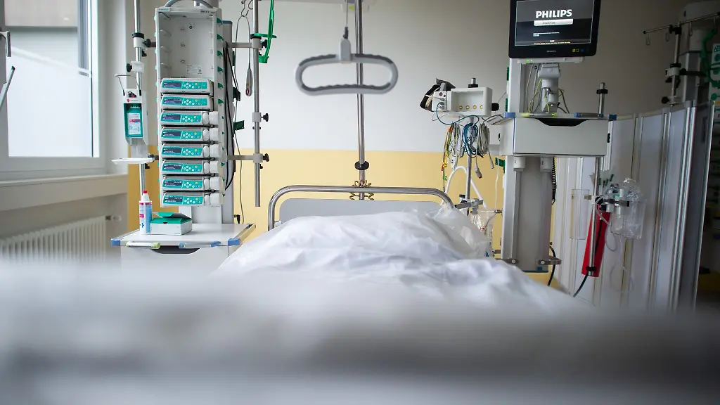 Ein-leeres-Bett-steht-in-der-Intensivstation-einer-Klinik
