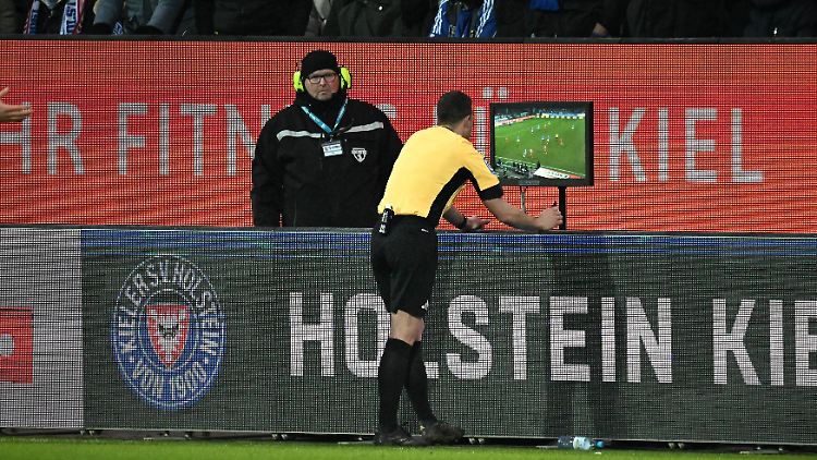 Schiedsrichter Felix Zwayer schaute sich die Szene noch einmal ganz genau an.