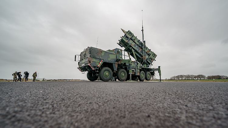 Ein gefechtsbereites Flugabwehrraketensystem vom Typ "Patriot" des Flugabwehrraketengeschwaders 1 der Bundeswehr steht auf dem Flugfeld des Militärflughafens Schwesing. 