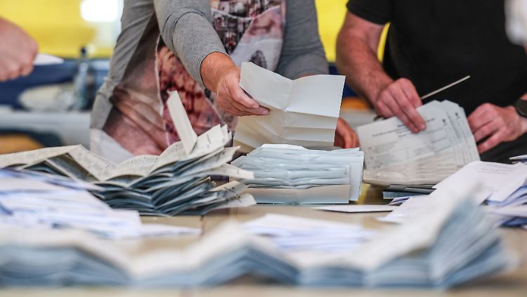 Auch bei der Bundestagswahl 2025 sind wieder zahlreiche Wahlhelferinnen und Wahlhelfer im Einsatz. 