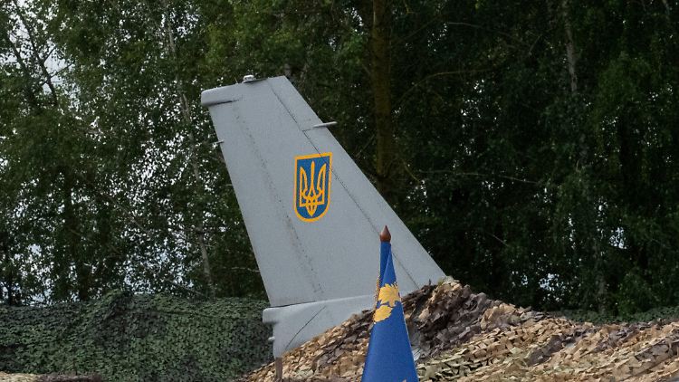 Seitenruder einer echten F-16 der Ukraine.