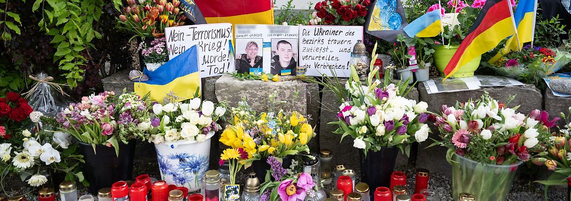 Blumen erinnern an die beiden getöteten Ukrainer. (Archivbild)