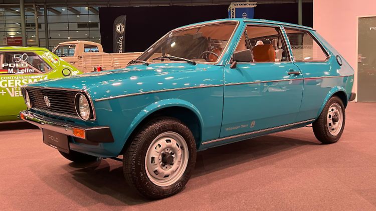 Vor 50 Jahren präsentierte Volkswagen den Polo als ersten modernen Kleinwagen made in Wolfsburg, ein Juiläum, das 2025 bei Oldtimermessen wie in Bremen gefeiert wird.