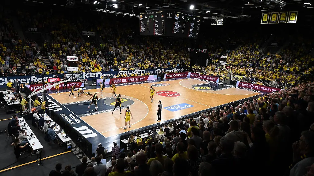 Blick-auf-das-Spielfeld-in-der-EWE-Arena