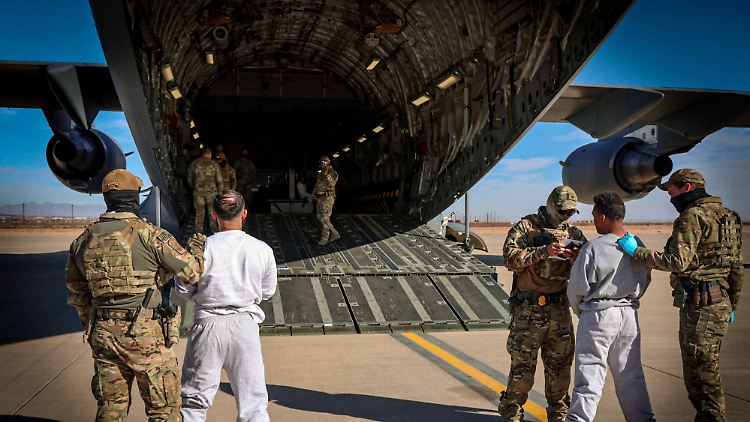 Schätzungen zufolge wurden etwa 50 Menschen seit Trumps Ankündigung nach Guantánamo gebracht.