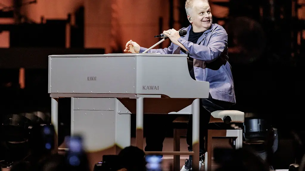 Der-Musiker-Herbert-Groenemeyer-singt-und-spielt-Klavier-auf-der-Buehne