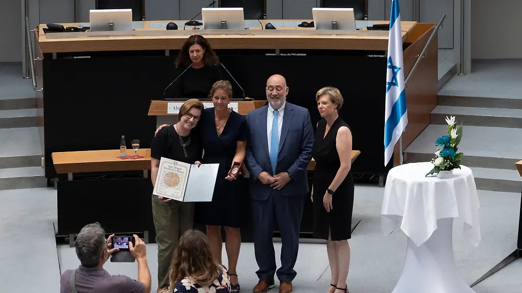 Der-israelische-Botschafter-Ron-Prosor-ueberreichte-Steinekes-Nachkommen-eine-Medaille-und-eine-Urkunde