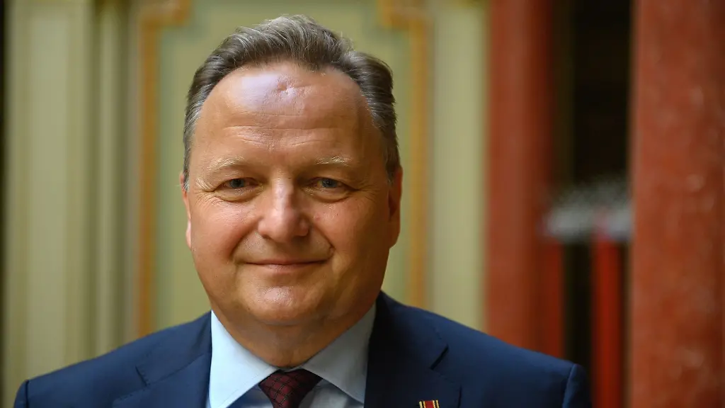 Juergen-Boehm-neuer-Staatssekretaer-im-Bildungsministerium-steht-in-der-Staatskanzlei-von-Sachsen-Anhalt