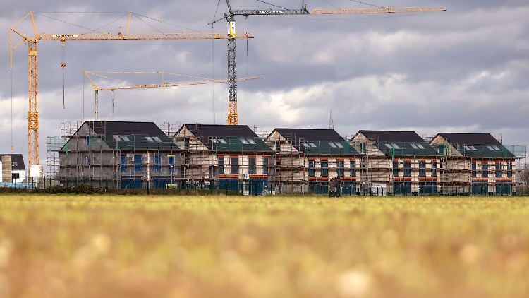Die Immobilienbranche war durch steigende Zinsen, explodierende Baukosten und den Preisverfall bei Immobilien in die Krise geschlittert.