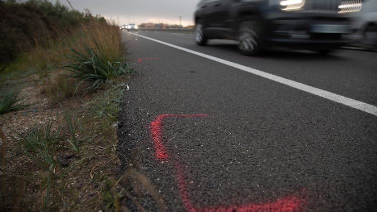 Eine Markierung auf der Fahrbahn zeigt die Unfallstelle.