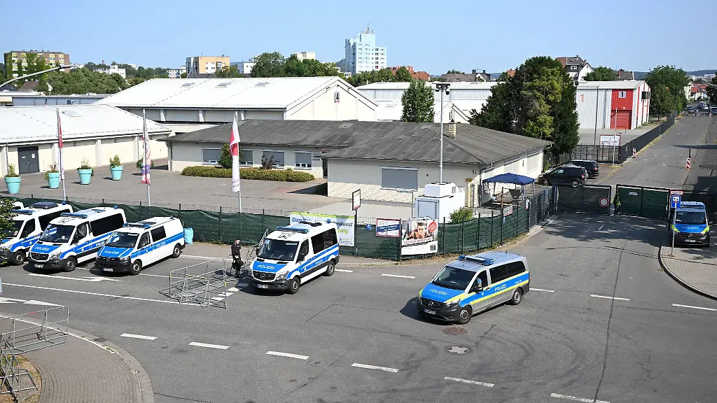 Polizeifahrzeuge-stehen-an-den-Zufahrtstrassen-zum-Messegelaende
