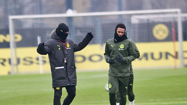 Niko Kovac (l.) musste sich beim Abschlusstraining in Dortmund warm anziehen.