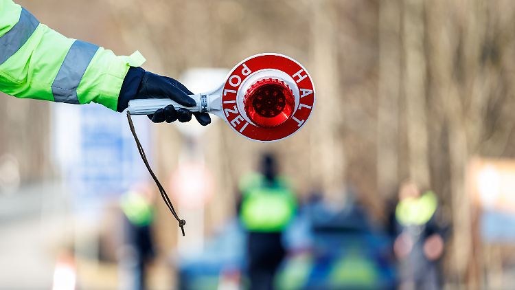 Die bayerische Grenzpolizei bei der Arbeit am Grenzübergang von Österreich nach Deutschland in Oberaudorf. 