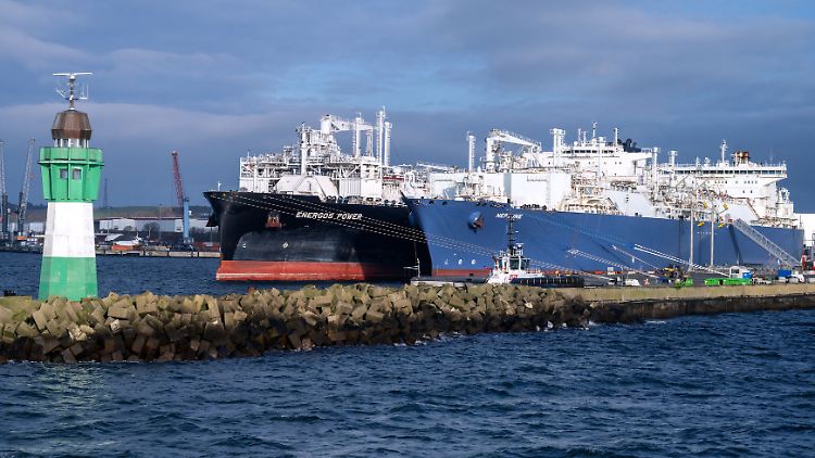Die "Neptun" und die "Energos Power" liegen in Mukran auf Rügen im Hafen.