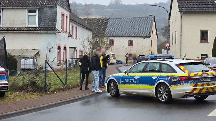 In einem Großaufgebot hat die Polizei am Tatort Stellung bezogen.