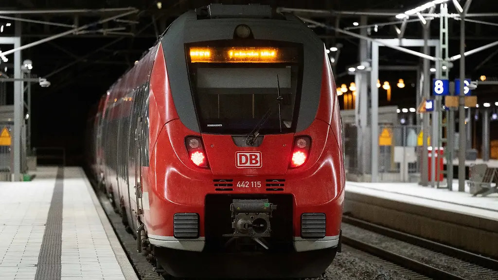 Eine-S-Bahn-steht-am-Dresdner-Hauptbahnhof