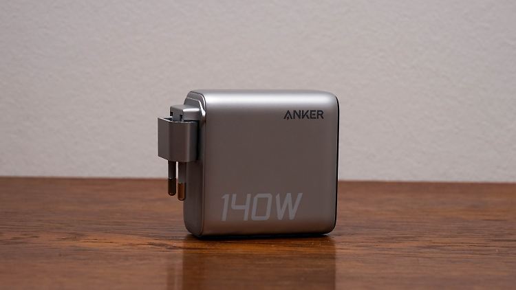 Der Stecker kann eingeklappt werden, wenn das Gerät nicht gebraucht wird.