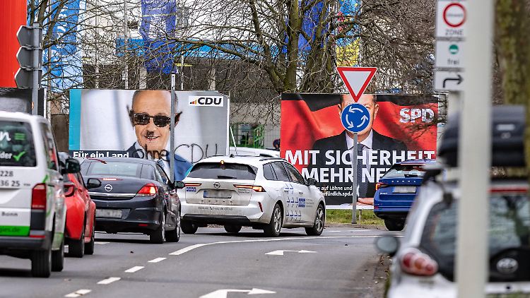 Beschmierte Plakate sind in Wahlkampfzeiten keine Seltenheit. Doch jetzt kommen auch andere Dinge dazu. 