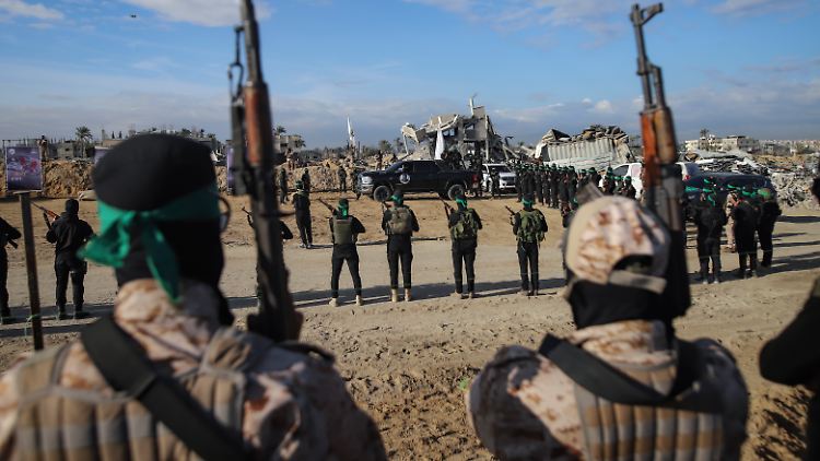 Hamas-Kämpfer beziehen Stellung vor der Freilassung einer Geisel Anfang Februar. 
