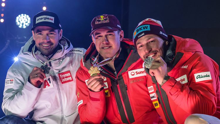 Vincent Kriechmayr (l.) freut sich über Silber in der Abfahrt.