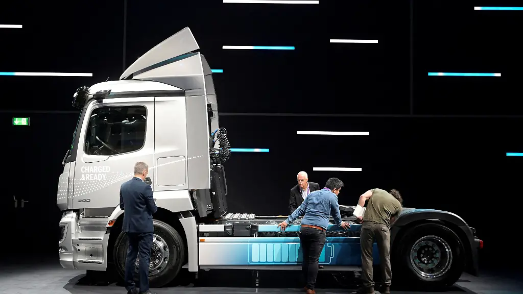 2023-07-10T193923Z-1964858405-RC2CKW9N6FO8-RTRMADP-3-DAIMLER-TRK-HLDG-GUIDANCE