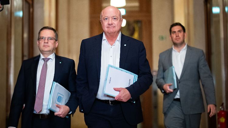 Klubobmann Wöginger, ÖVP-Obmann Christian Stocker und Generalsekretär Pröll (l-r) vor Beginn von Koalitionsgesprächen im Parlament in Wien.