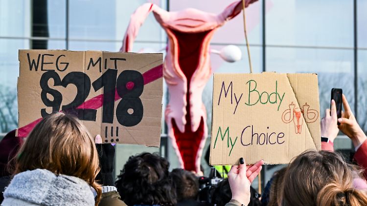 Bündnisse demonstrieren in Berlin mit einem überdimensionalen Uterus für sexuelle Selbstbestimmung und für die Legalisierung von Schwangerschaftsabbrüchen