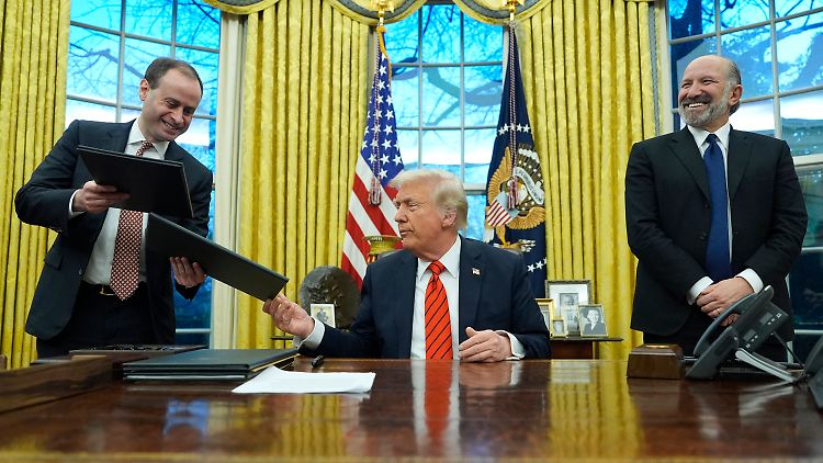Trump hat eine ganze Reihe von Dekreten unterzeichnet, unter anderem zur Einführung von Zöllen.
