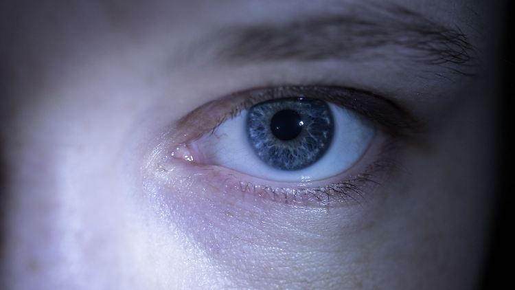 Wer nachts schlecht sieht, ist in vielen Fällen nicht von echter Nachtblindheit betroffen.