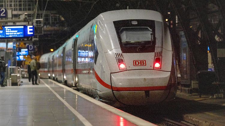 Statt Zuginformationen war auf dem Display des ICE in Köln ein AfD-Slogan zu lesen.  
