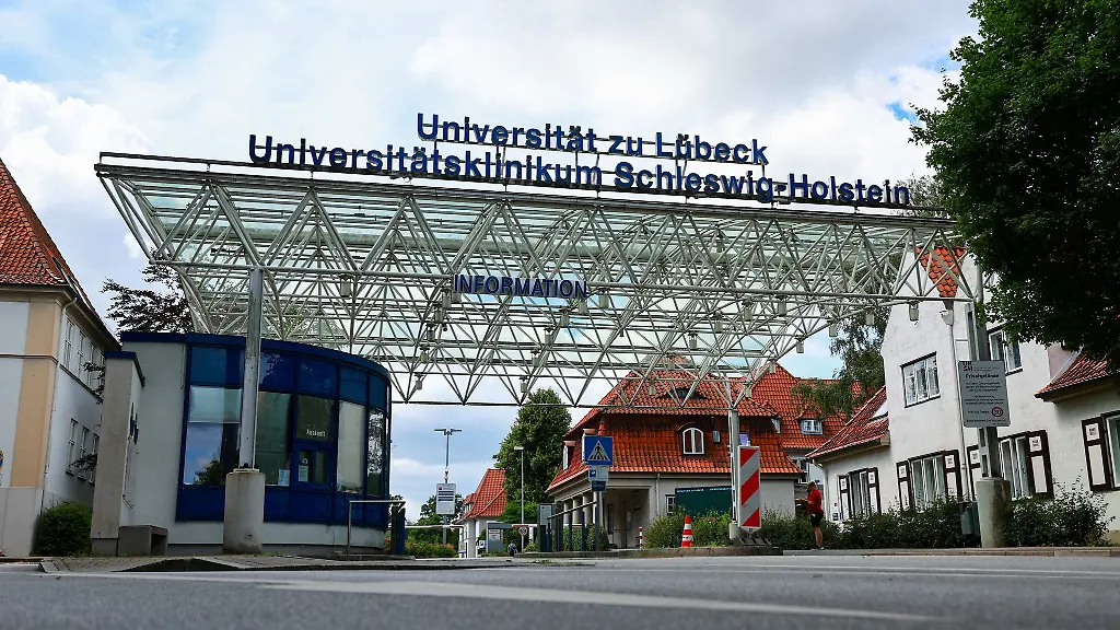 Haupteinfahrt-zum-Universitaetsklinikum-Schleswig-Holstein-UKSH-in-Luebeck