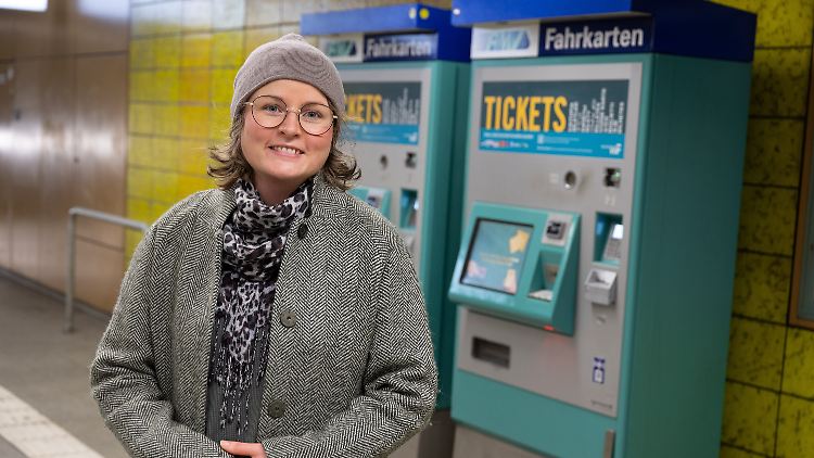 Julia Koenen hat ihr Auto verkauft und fährt jetzt mit öffentlichen Verkehrsmitteln.
