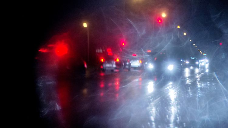 Blendungen im Straßenverkehr: Auch sie erschweren das Sehen im Dunklen.