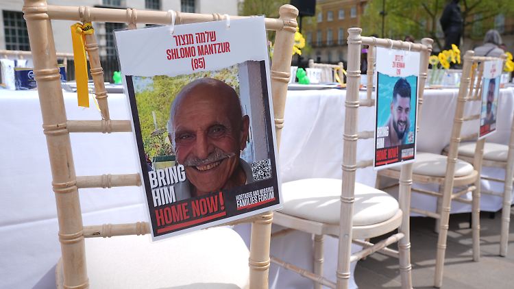 Ein Bild von Schlomo Manzur hängt im April 2024 an einem Stuhl, der Teil einer Installation des UK Hostages Families Forum in London ist.