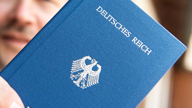 Mit ihrem für "Reichsbürger" typischen Verhalten brachte die Frau laut Gericht zum Ausdruck, dass sie davon ausgehe, dass die Bundesrepublik Deutschland nicht existiere.