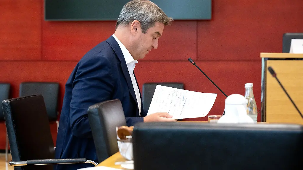 Markus-Soeder-CSU-Ministerpraesident-von-Bayern-sitzt-vor-Beginn-des-Untersuchungsausschuss-Stammstrecke-im-Konferenzsaal-des-bayerischen-Landtags