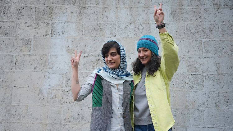 Die beiden Journalistinnen Nilufar Hamedi (r.) und Elaheh Mohammadi nach ihrer Haftentlassung im Januar 2024.