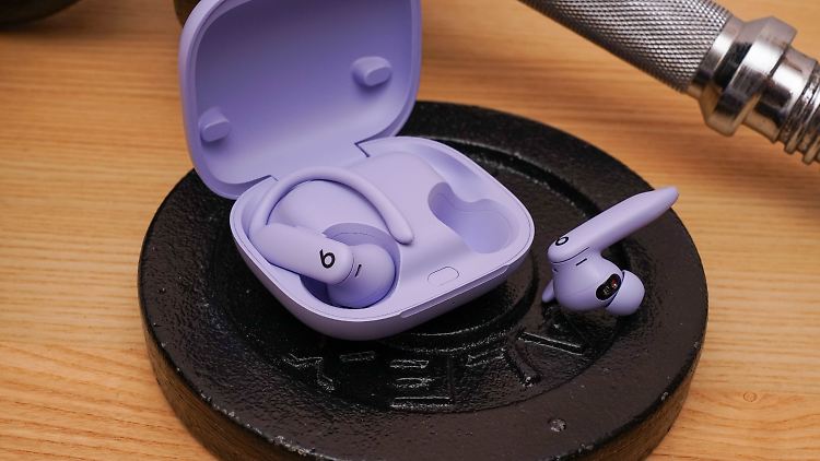 Die Powerbeats Pro 2 in Hyperviolett.